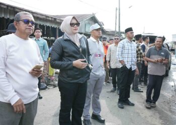 Bupati Tanjung Jabung Timur (Tanjabtim), Dillah Hikmah Sari, meninjau lokasi Kebakaran di Pasar Blok D