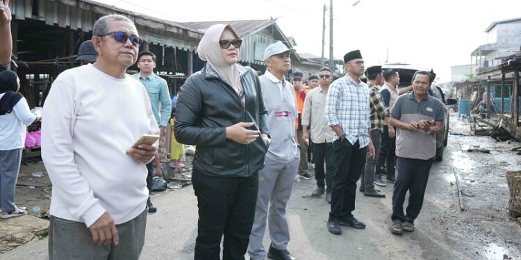 Bupati Tanjung Jabung Timur (Tanjabtim), Dillah Hikmah Sari, meninjau lokasi Kebakaran di Pasar Blok D