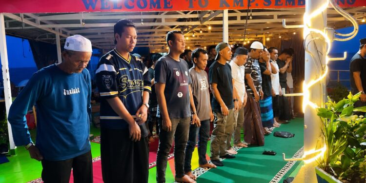 Di Tengah Laut Lepas, KMP Sembilang Hadirkan Suasana Khidmat: Penumpang Khusyuk Salat Berjamaah di Atas Dek