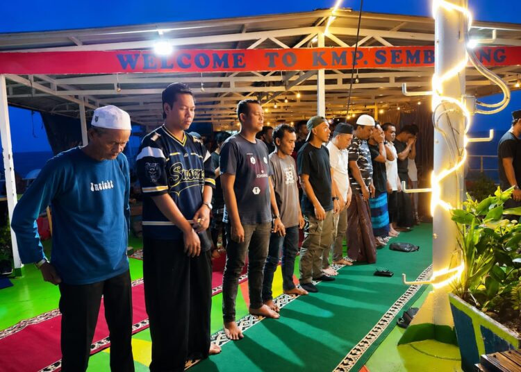 Di Tengah Laut Lepas, KMP Sembilang Hadirkan Suasana Khidmat: Penumpang Khusyuk Salat Berjamaah di Atas Dek